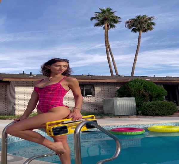 Rachelcook Twerk: Playful Vertical Video