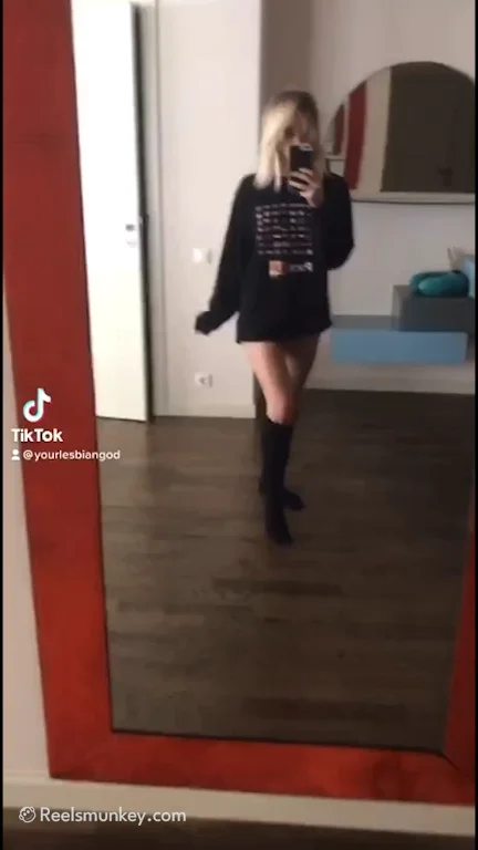 Sexy Lesbian Drops Her Mirror Nudes On Tiktok