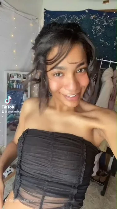 Pettitte Brunette Shows Her Amazing Pierced Tiktok Tits