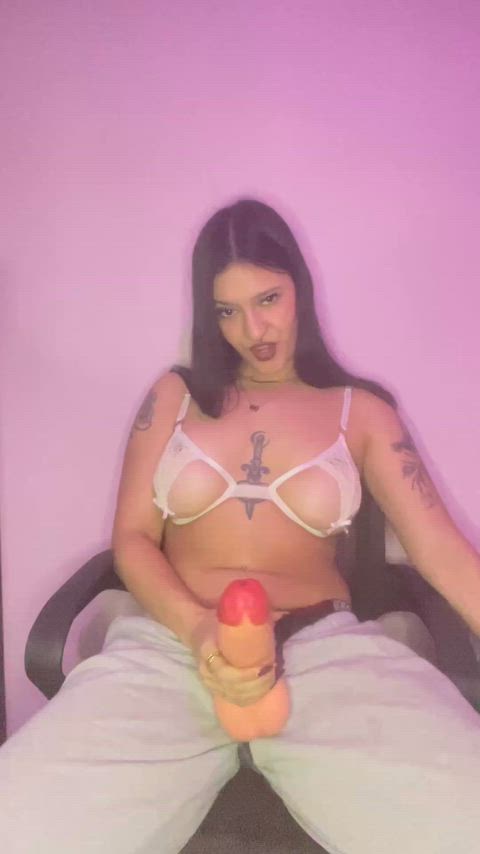 Sexy Dildo Twerk in Strap On