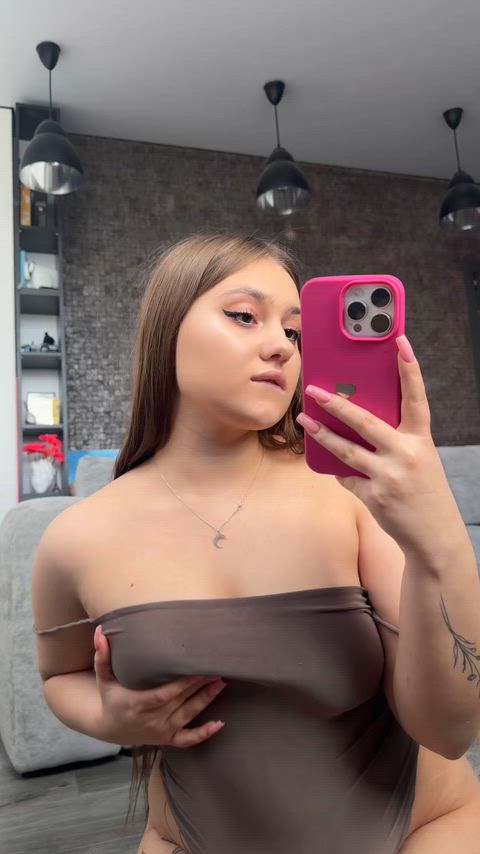 Flawless Cute Close-Up in Natural Tits