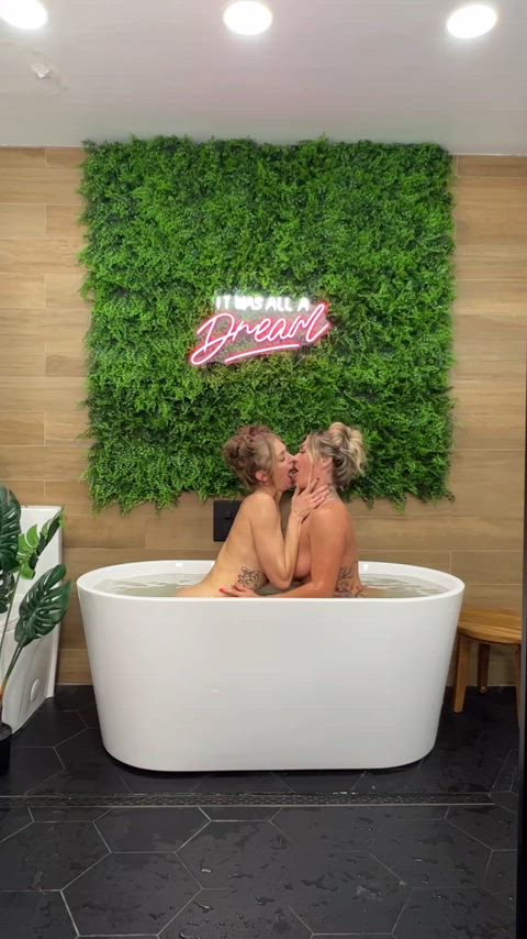 Bathtub Lesbian Lesbians
