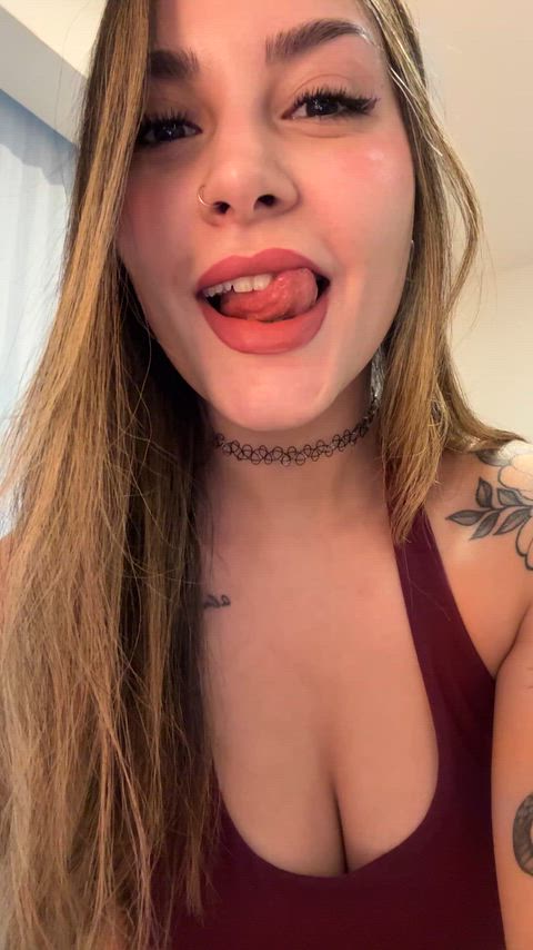 Cleavage Goddess Lips