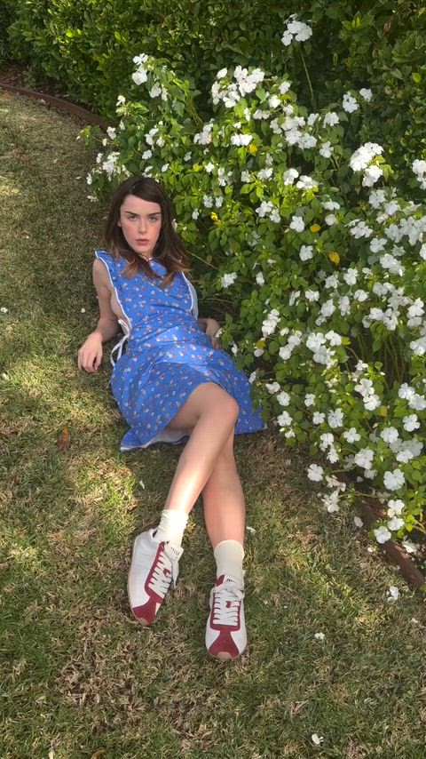 Celebrity Kiernan Shipka Legs
