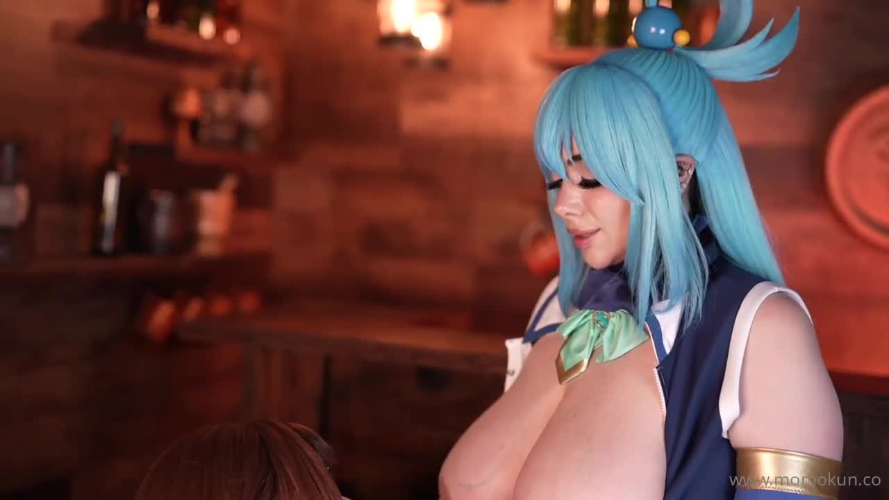 Buenísimas cosplayers culonas juegan con dildo