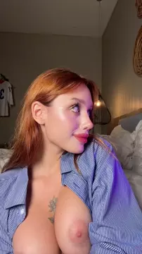 Asyafun Ass auf dem Bett, wild