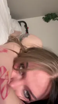 Gothsluts beim Posieren — Hochkant-Video, glühend