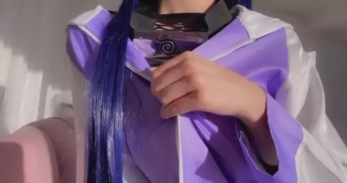 Girlspornvids Strip: Playful Vertical Clip
